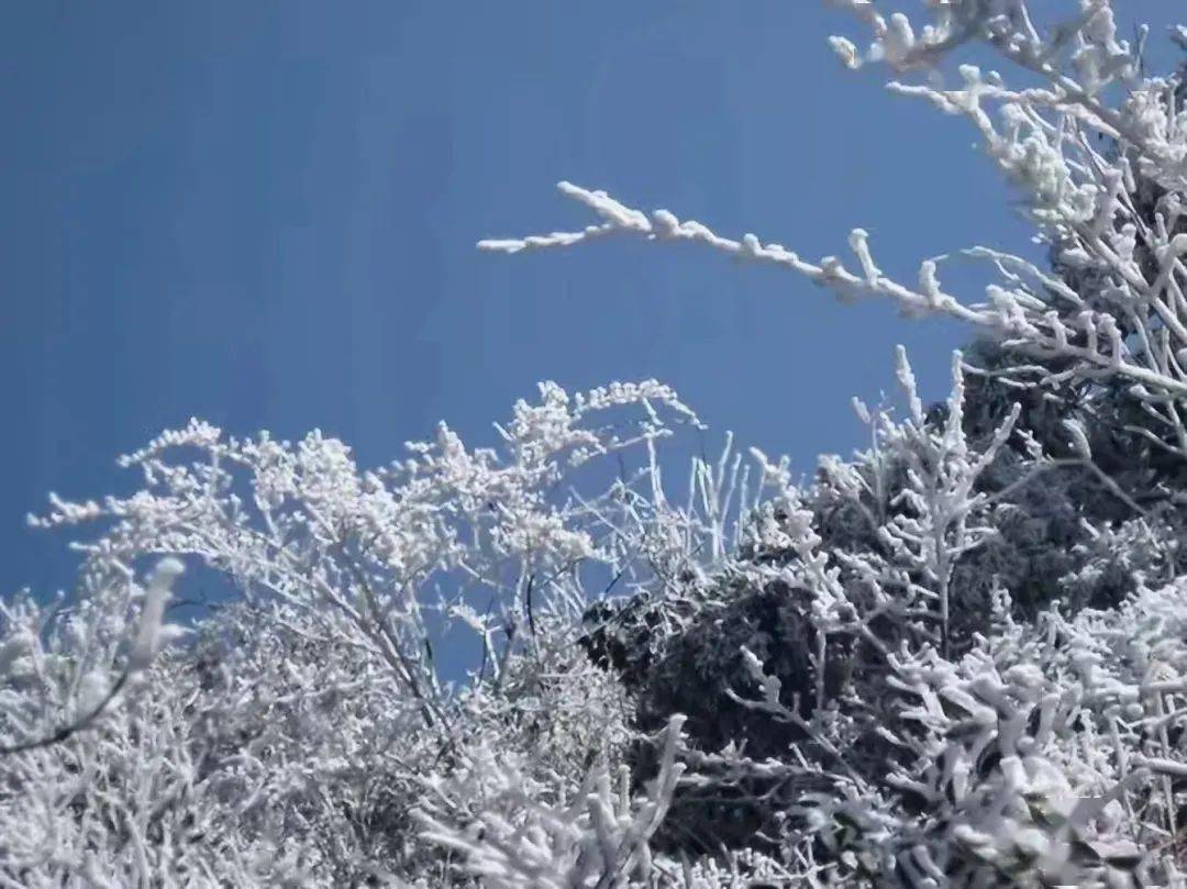 天台山上雪照云光