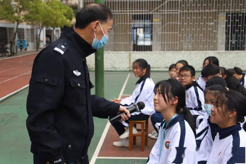 走进飞鹅中学宣传交通安全我们在行动