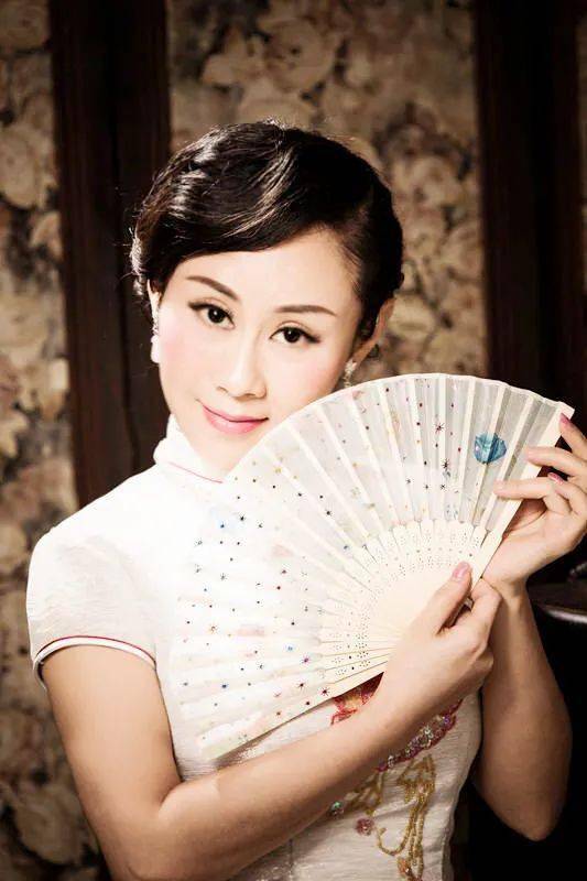 管乐莹女士管乐莹女士是广东汉剧演员,2014央视星光大道周冠军;曾获