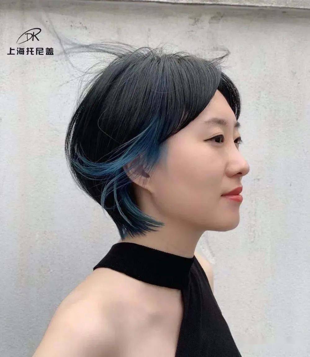 将这种低调而又潮流的染发方法加入短发设计中,看起来就像戴了一个