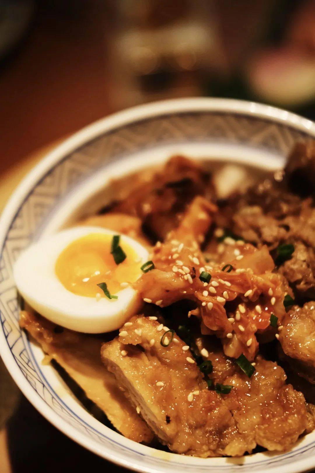 那不如就来碗  日式丼饭吧~  浸透了酱汁的上等牛五花,在洋葱和无菌