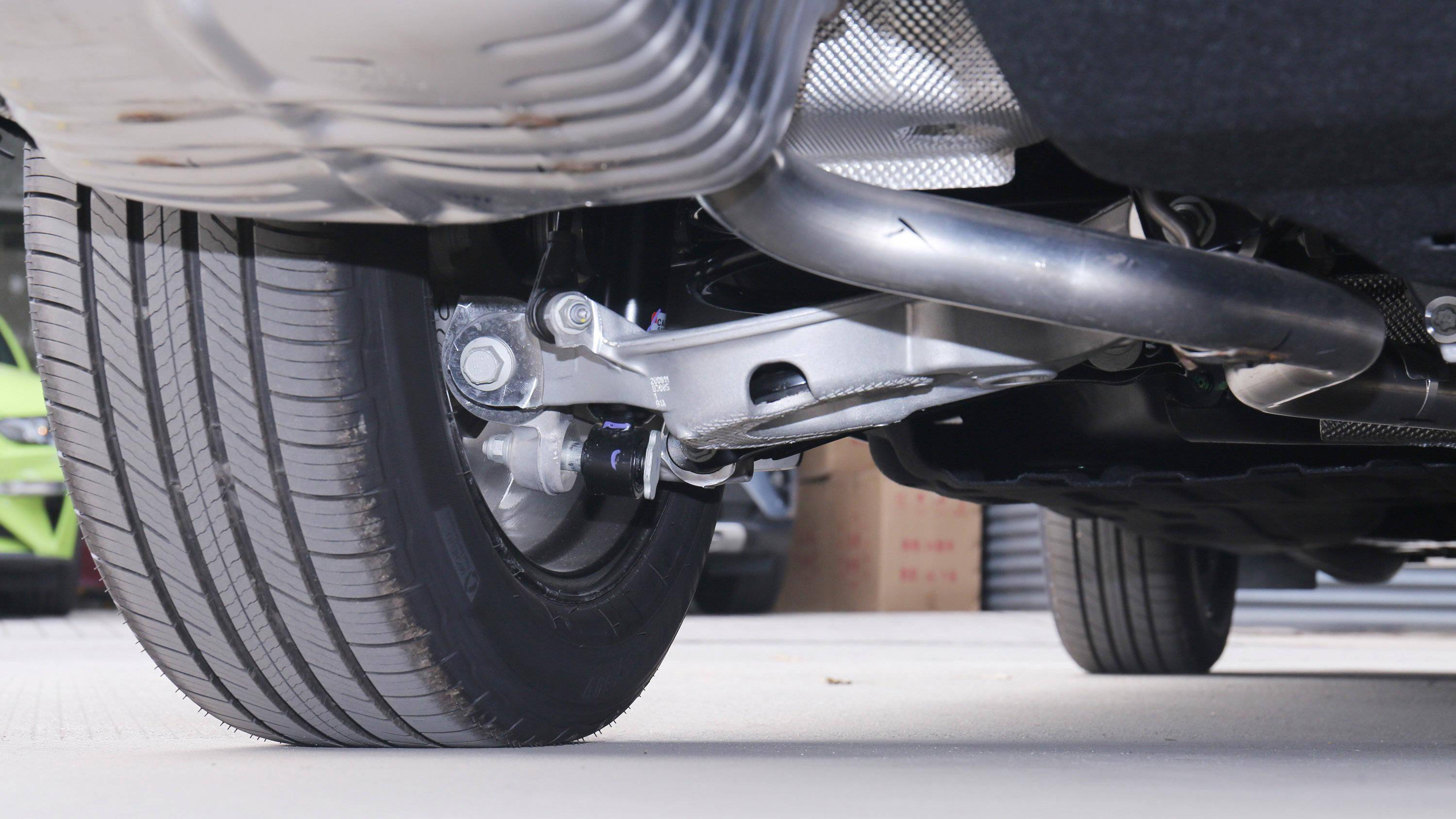 并且前悬挂也采用了操控性更为出色的双球节弹簧减震支柱结构,材质