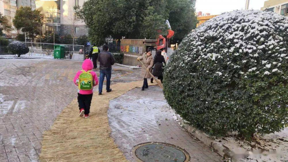 七彩星城幼 | 银装素裹满校园 清雪除冰暖人心_幼儿园