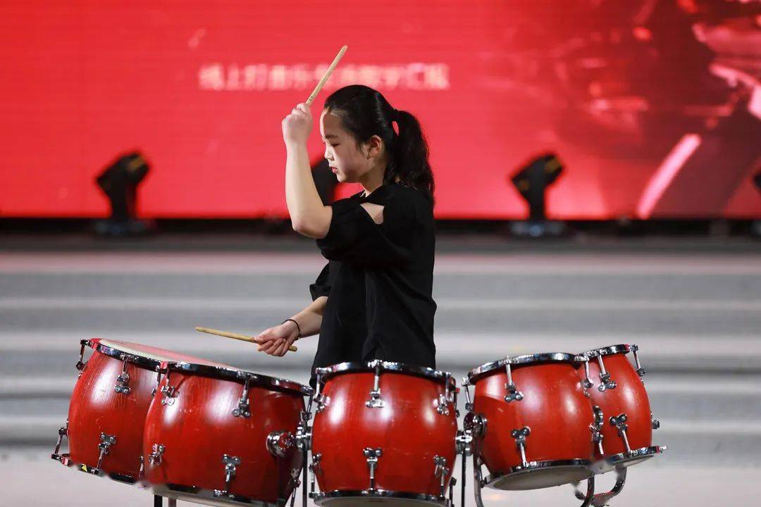演奏学员:辛玟凝《鼓上飞舞》是一首中国传统打击乐排鼓的独奏曲目
