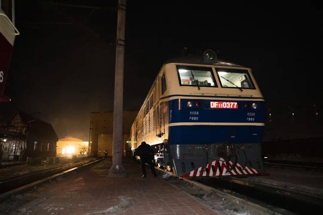 22时52分,k7206次列车满载旅客缓缓驶出佳木斯站,进入了朦胧夜色之中