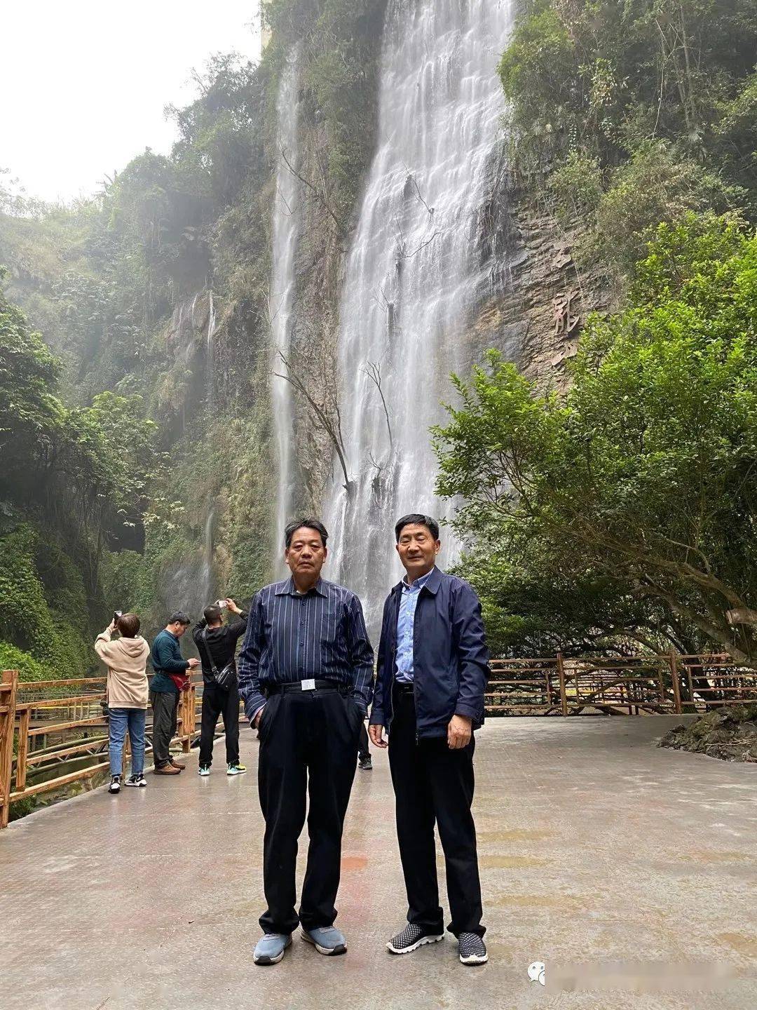 赠送"惟仁者寿"寿匾给寿民邓诚才老人的故居,是巴马长寿文化的发源地