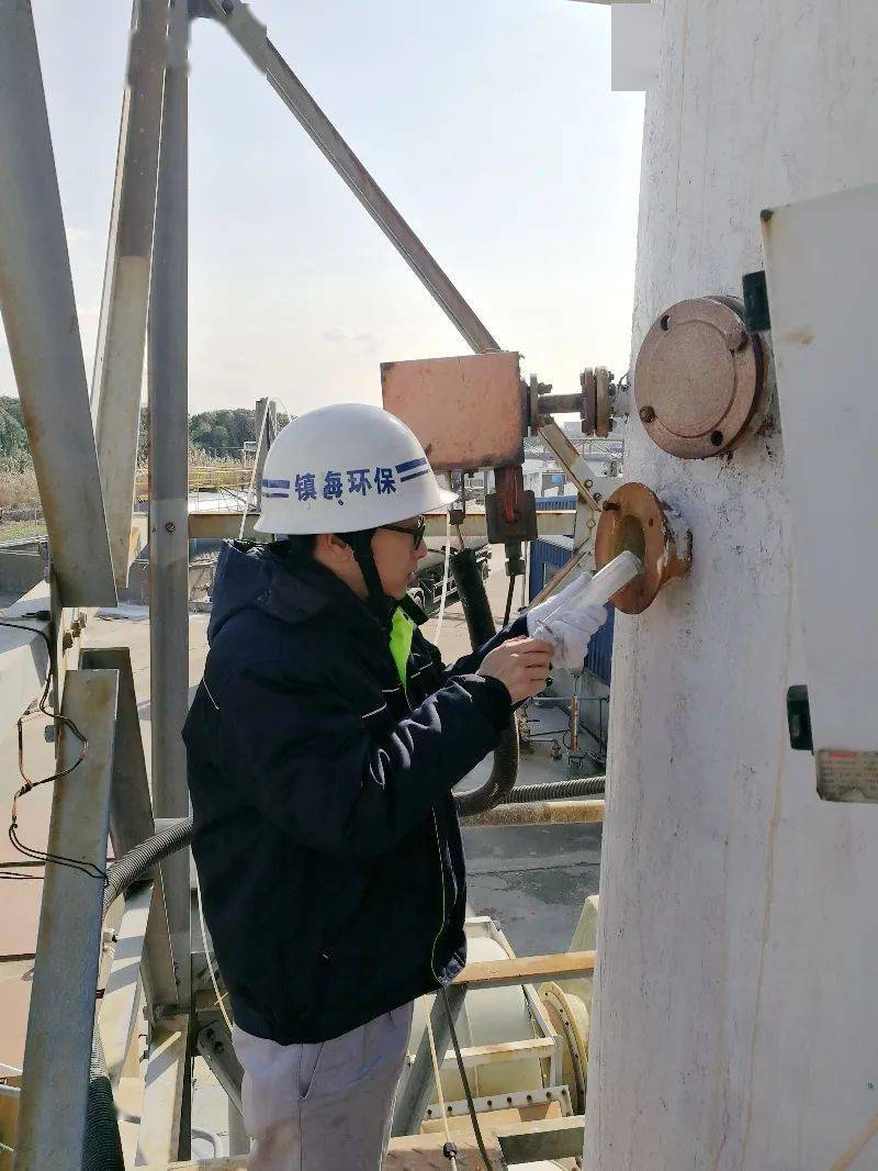 环境监测人员在企业废气排放口取样重点关注以区域大气环境问题为