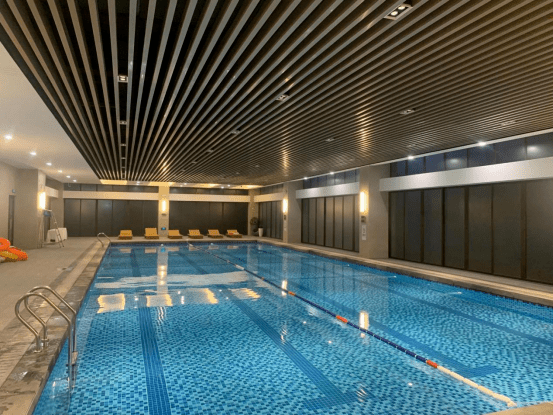 背后的成长经历全面曝光…_荣和