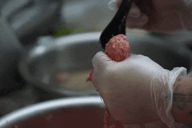 这是牛身上最天然的油香 且越嚼越香 弹性十足的手打牛肉丸 每一颗都