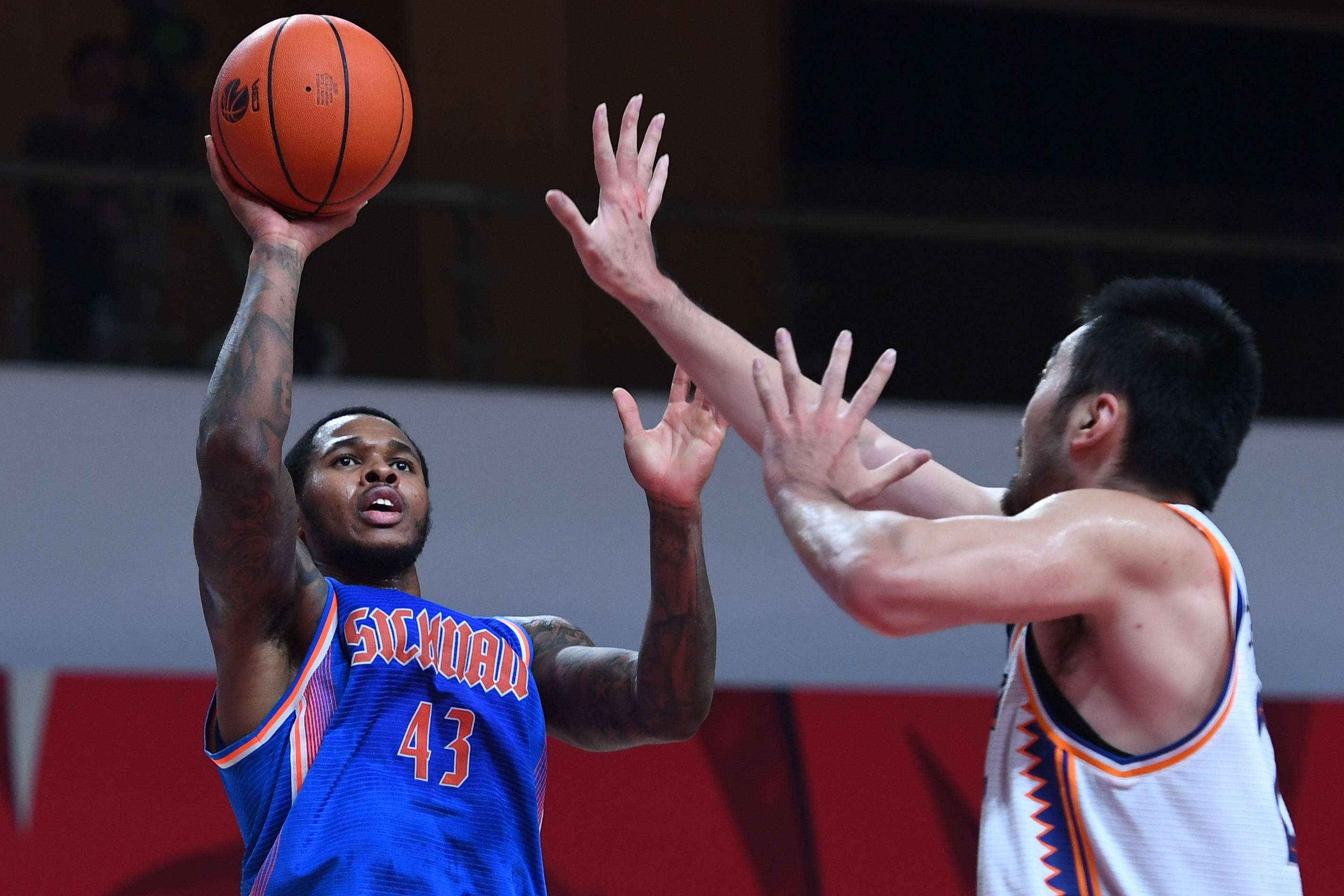 1月2日,四川五粮金樽队球员亨特(左)投篮.