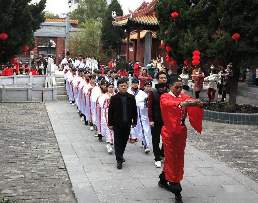 拜谒先师来到了庄严的大成殿前通过圣门从神道上缓缓行进在司仪官的