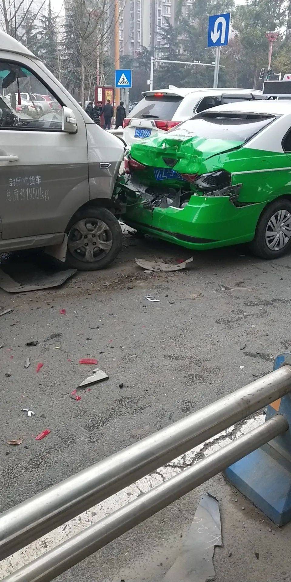 大道红绿灯路口,就是众和铭座小区门口那条条路口,发生一起追尾事故,6