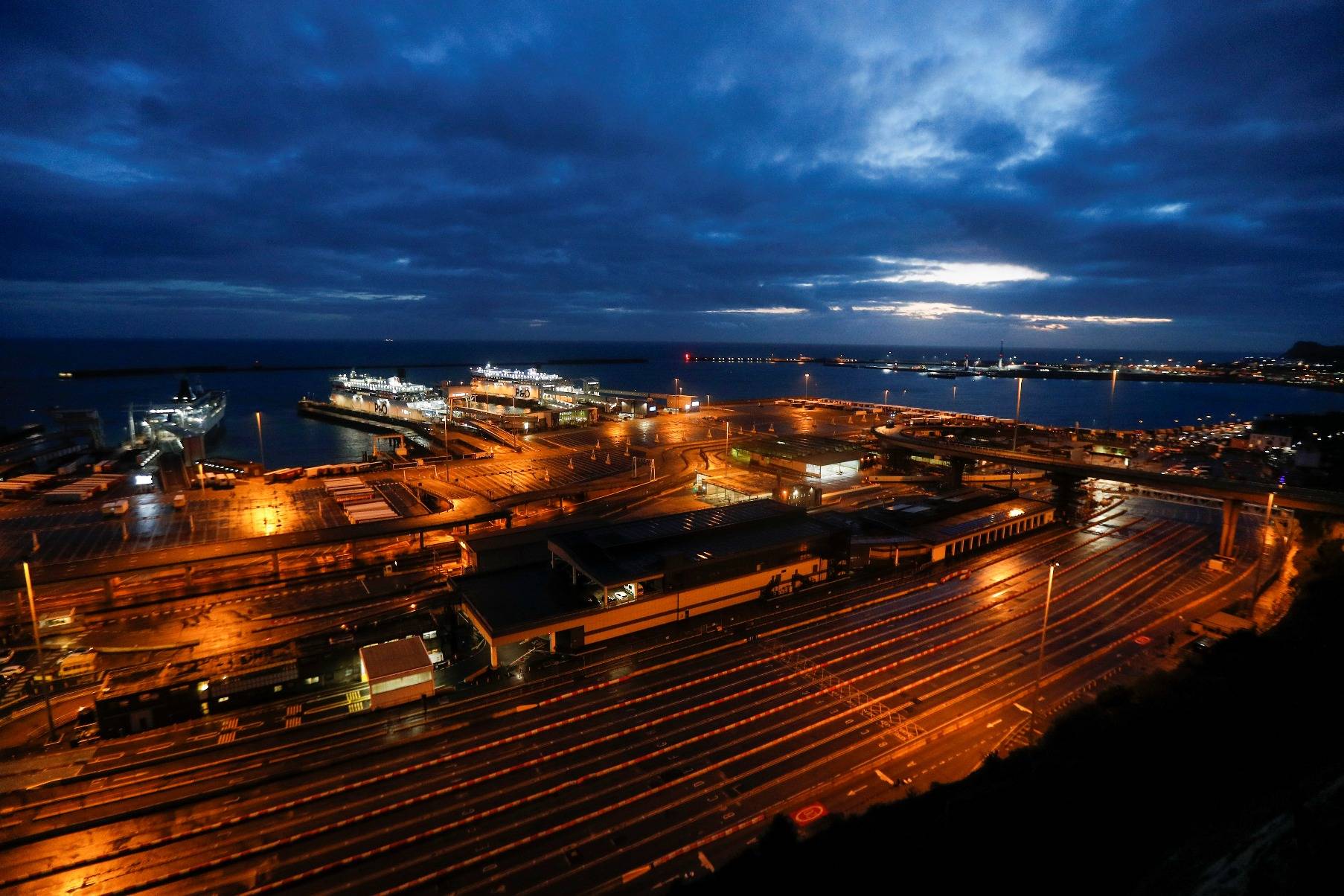 特写| "脱欧"首日,英国多佛尔口岸无喧嚣