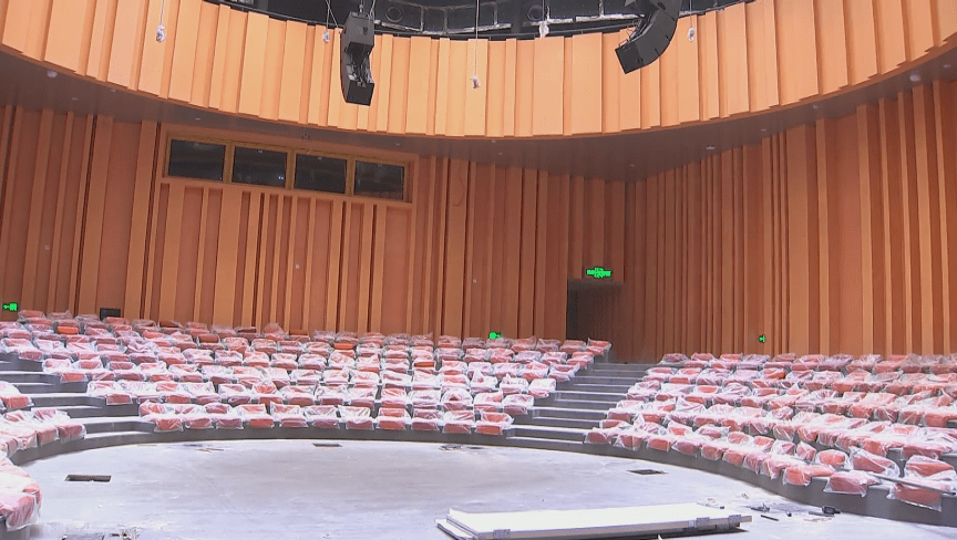 功能灵活机动多功能厅安装了可拆卸拼装座椅是两个小厅而在大剧院的