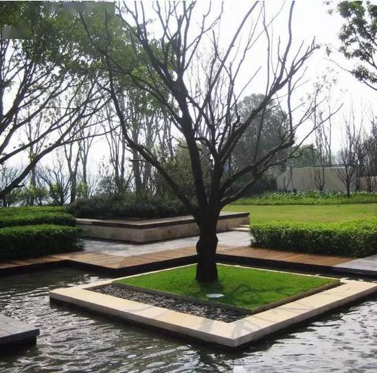 花岗岩树池石简单的就采用4根切角的长条石组成,将树坑包围,也有各种