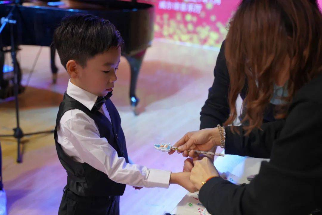 表演者 王浩翔 指导老师:崔立安10,钢琴独奏《阿坝夜会》表演者:田文