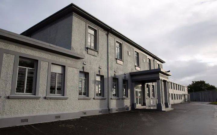 新西兰监狱暴动囚犯们爬屋顶烧床垫僵持3天后监狱13床垫被烧完这