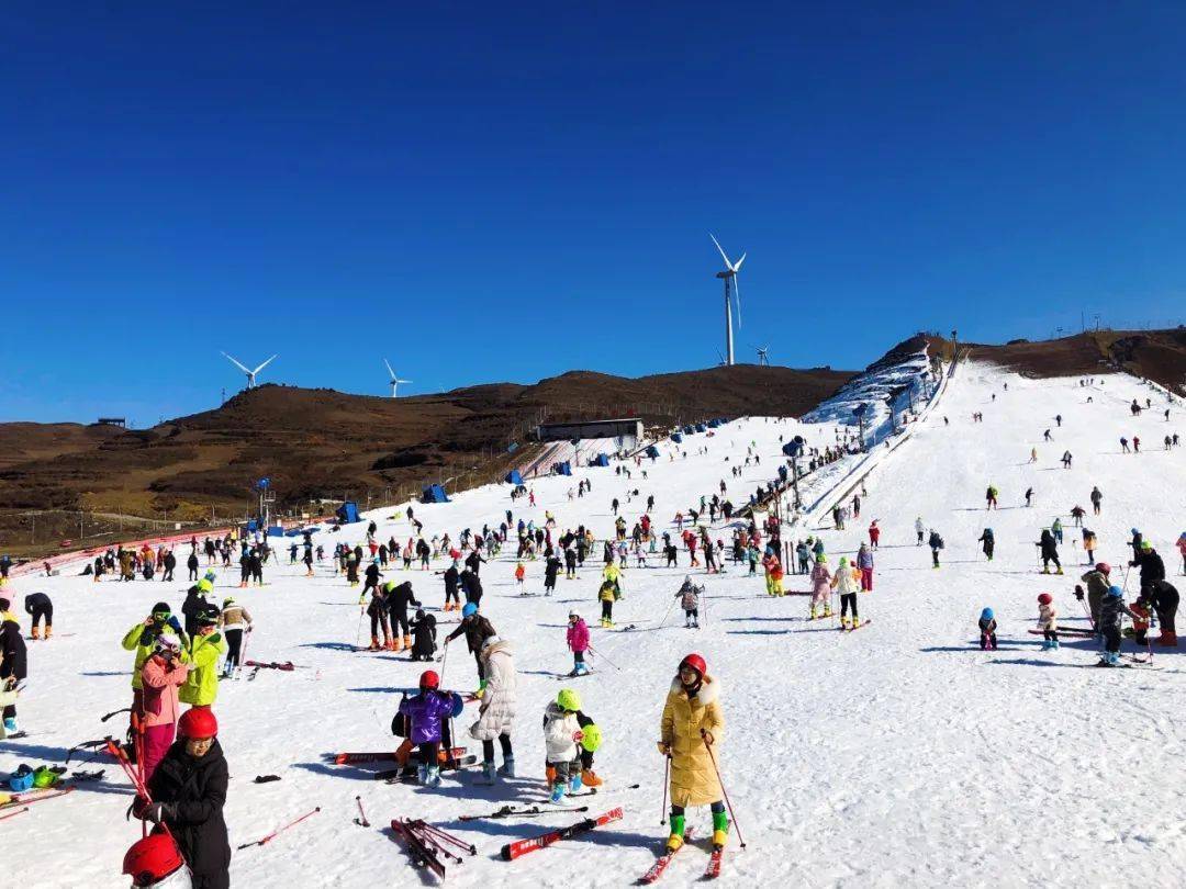 当空,下面平铺着亮银雪滑道,一切都是那么完美,乌蒙滑雪场也迎来了滑