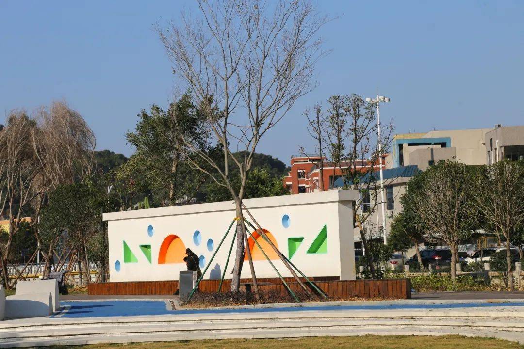 倒映在水面上十分可爱 离墩子不远处有面童趣景墙 这面墙就是整个