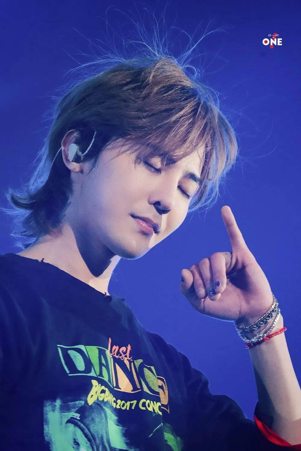 权志龙这个手势代表什么