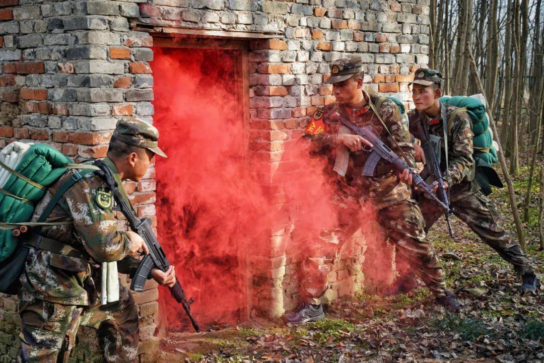 新兵野营拉练图片