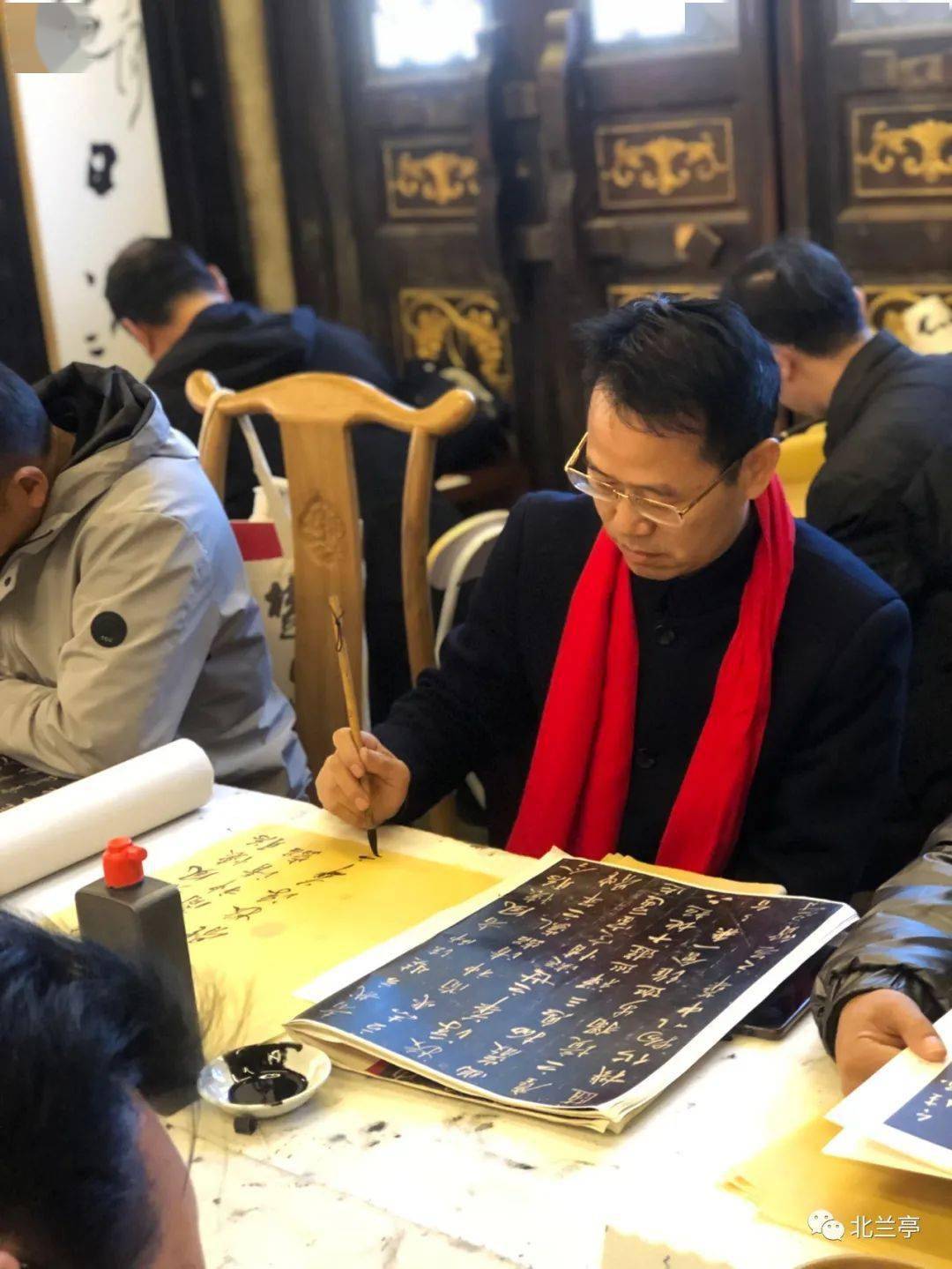 外国艺术界友人闻讯赶来,班主任郑楠与