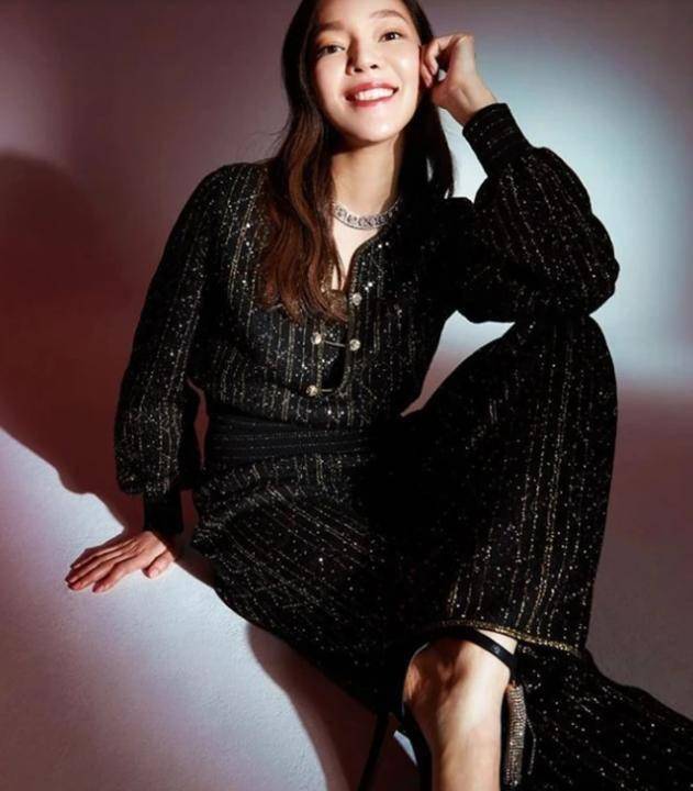 富士康老板娘拍时尚大片每组穿搭都很有阔太范钻石饰品很抢镜