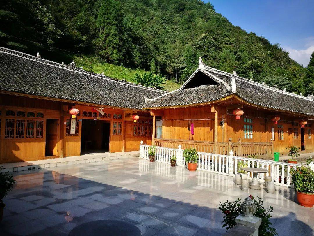 华少等大牌明星到恩施挑水,种田?今晚21:10一探究竟!