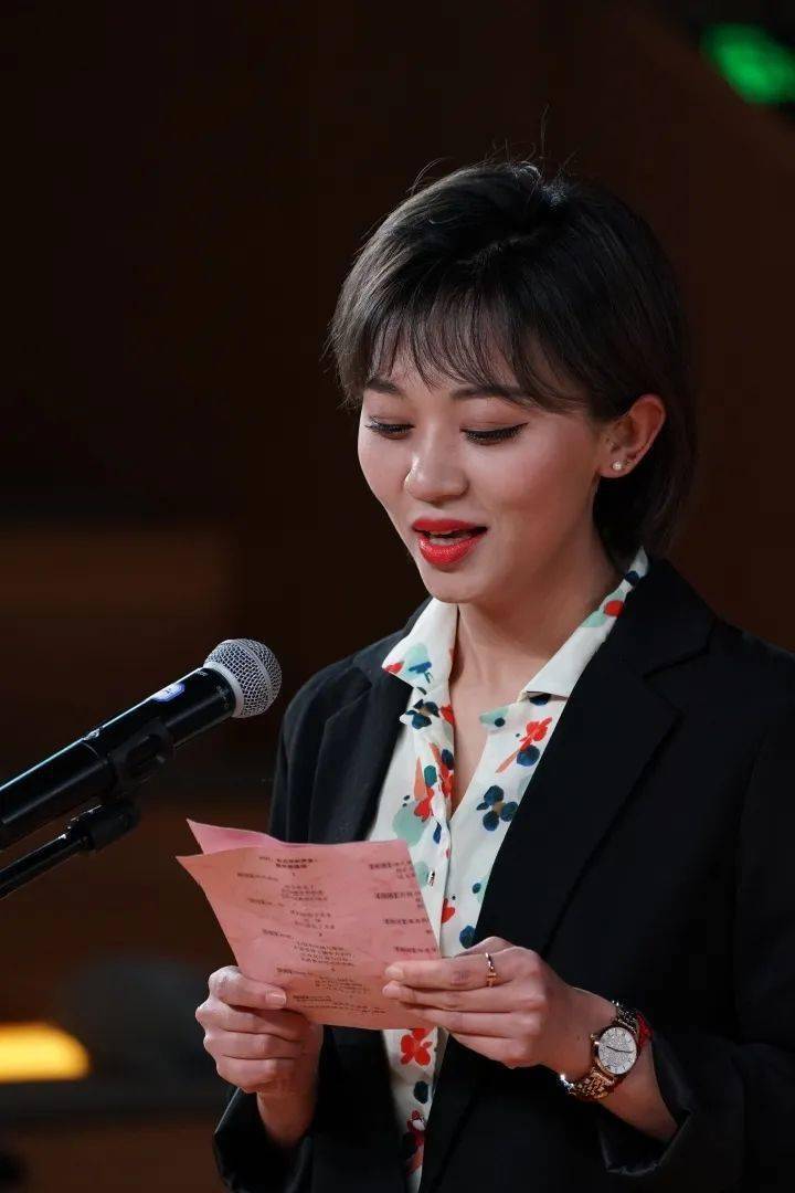 主持人齐亮相陪伴我们走过了2020年那些数不清的感动和温暖用声音传递