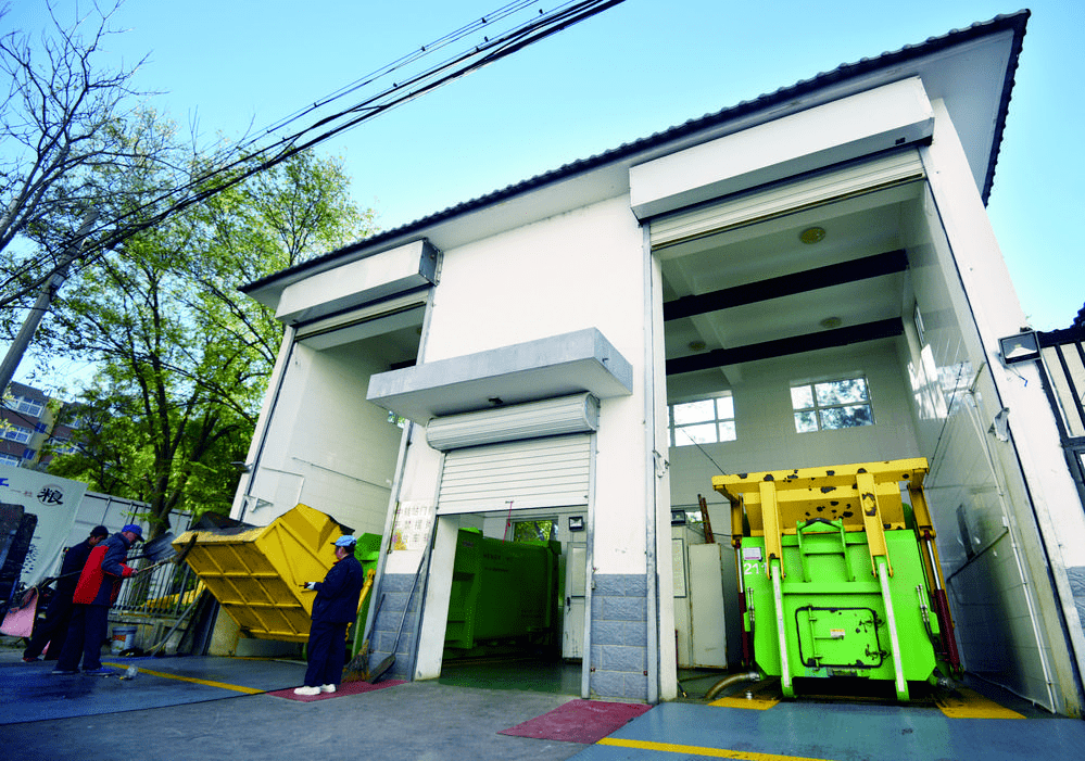 市区文明路垃圾中转站,正在有条不紊地运行.