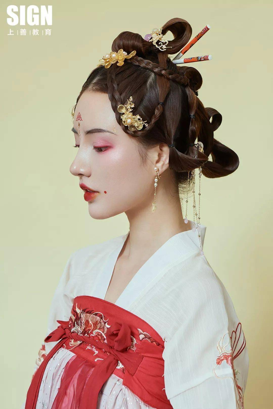 精美绣花纹样  妆容细腻灵动 演绎喜庆和美 新中式东方造型 螓首蛾眉