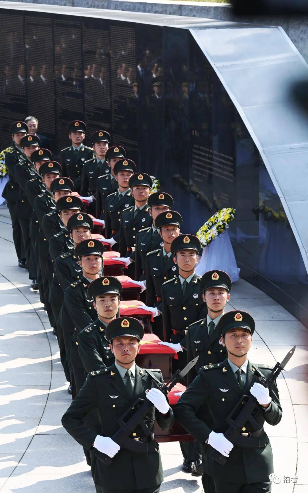 2020年9月27日沈阳抗美援朝烈士陵园礼兵护送烈士棺椁步行进至