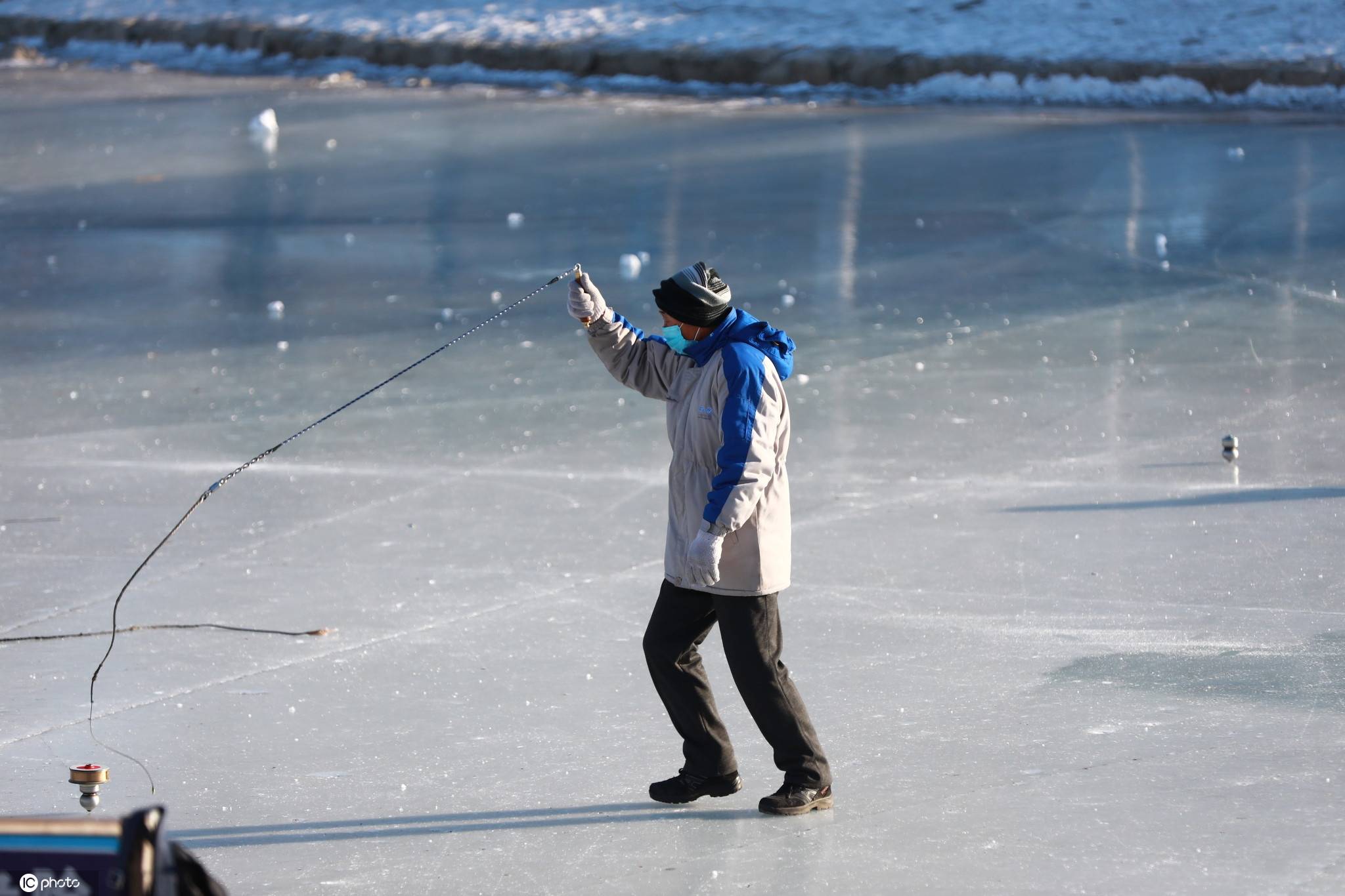 平均年纪超70岁!东北大爷冰面抽冰猴