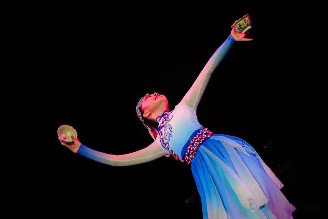 《小河弯弯》表演者:杨蕊指导教师:农布七林8.