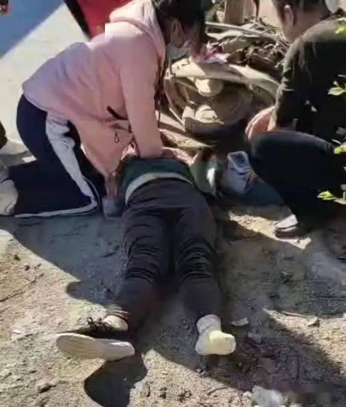 河源一穿校服裤女生值得赞扬.