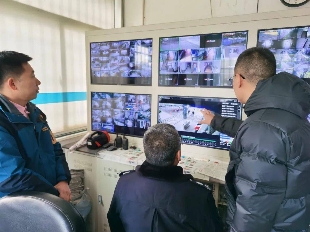 银河校区保安员进行监控调用操作