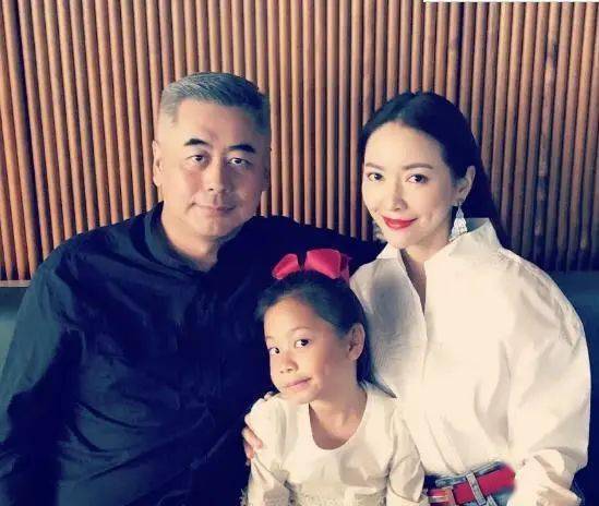 婚后两人育有一女,蔡依伦也经常为老公的公司站台打气,据说为林靖伦的