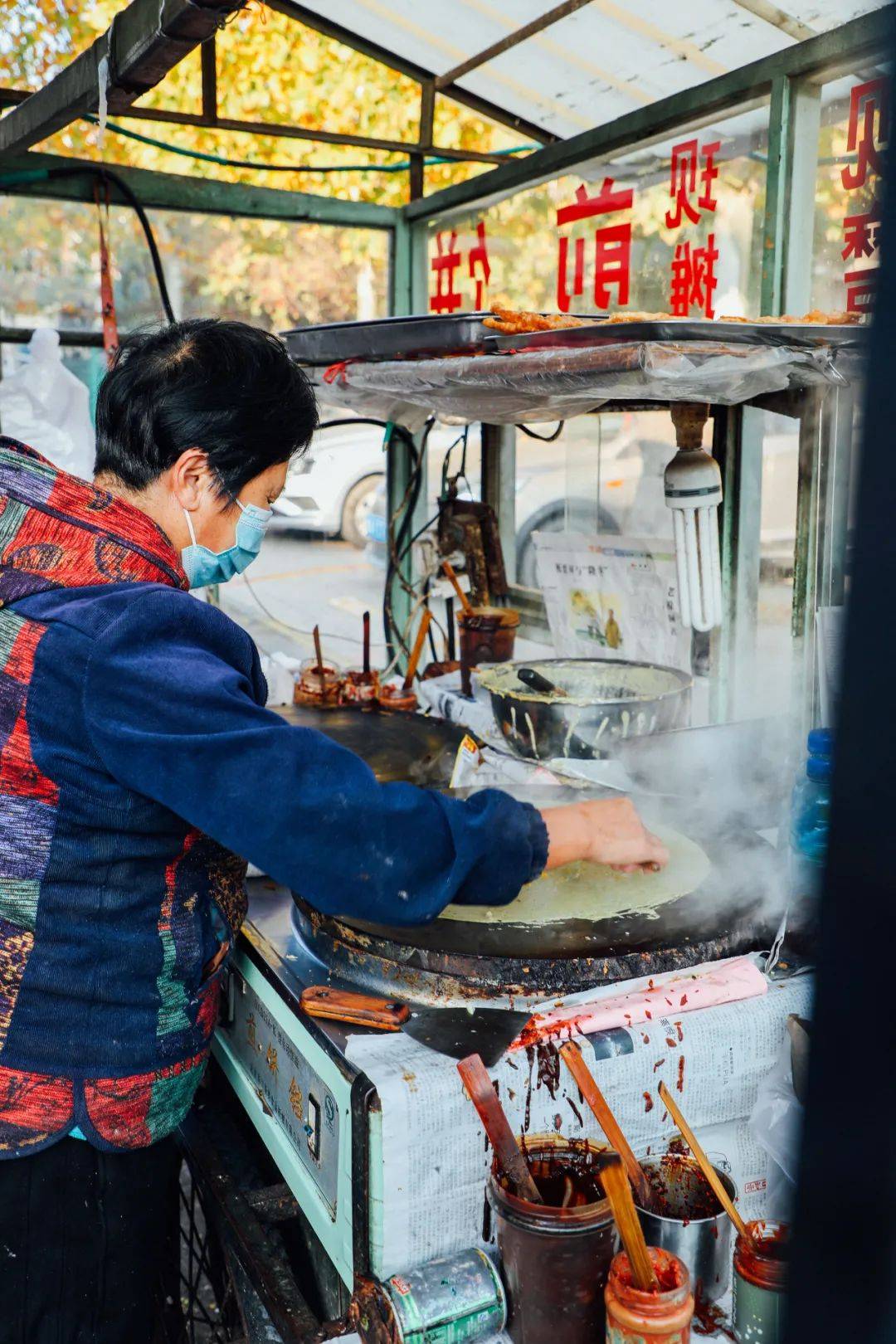 天津煎饼果子摊位图片