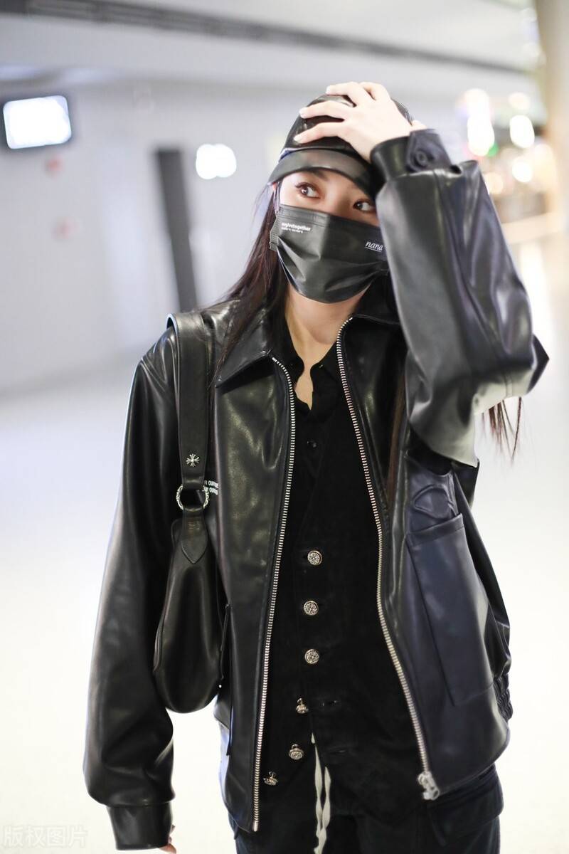欧阳娜娜一袭黑色小皮衣现身机场头戴黑色棒球帽变身酷酷女孩