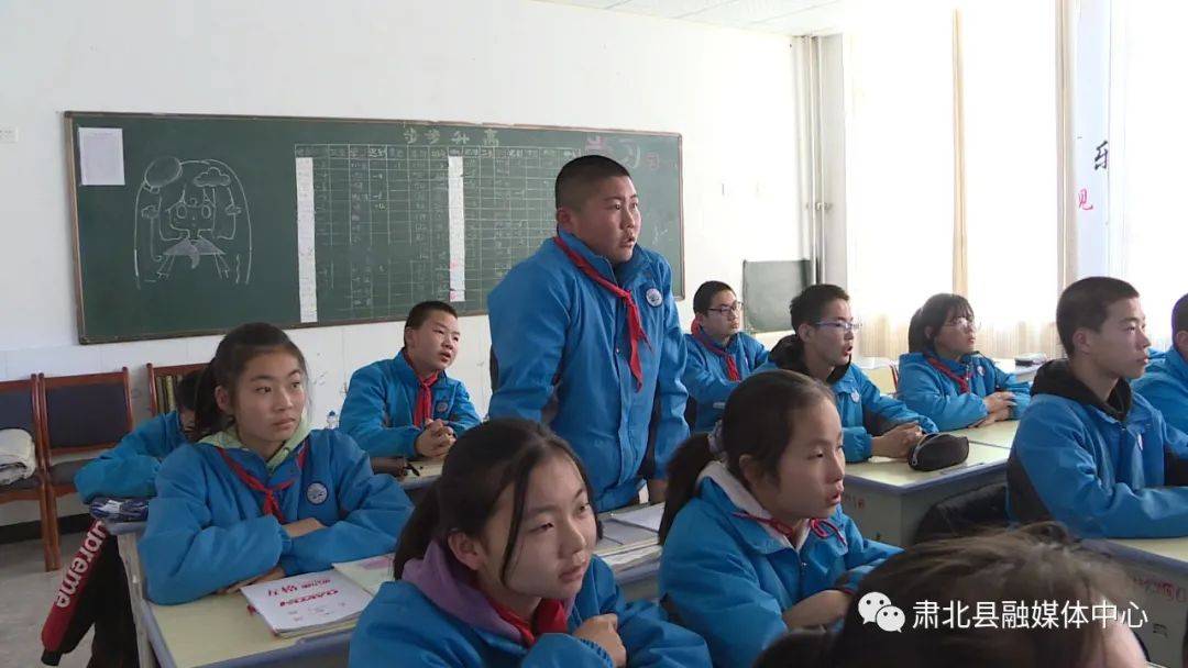 肃北蒙古族学校八二班的斯琴高娃与肃北中学八一班张艳都是一名班主任