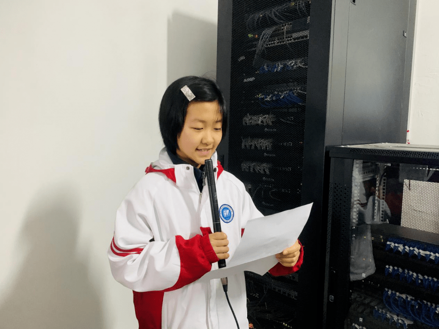 尊敬的老师,亲爱的同学们:大家早上好!我是2020级4班的刘婧孜.