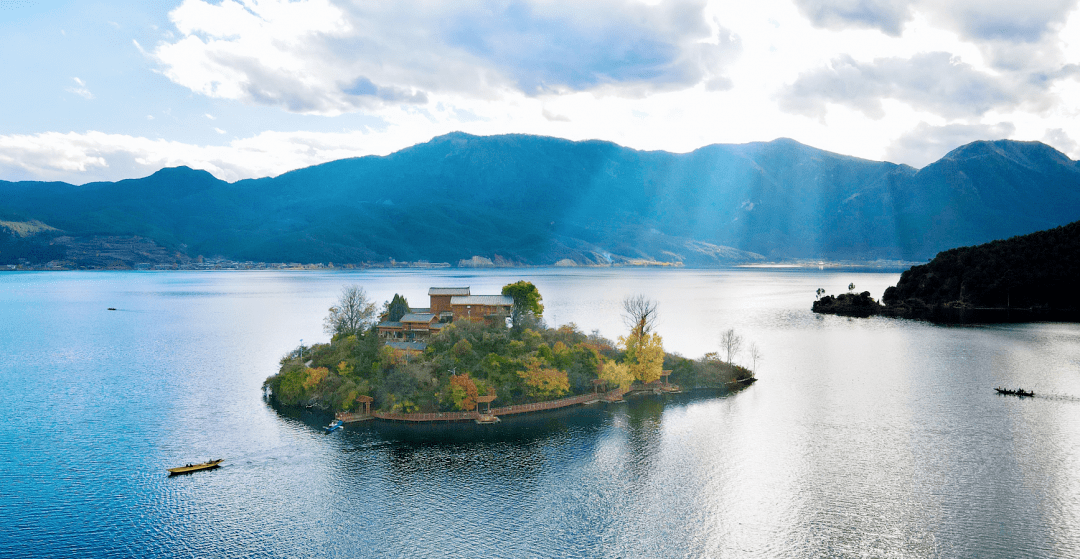 可以坐船到王妃岛啦快来一览泸沽湖美色