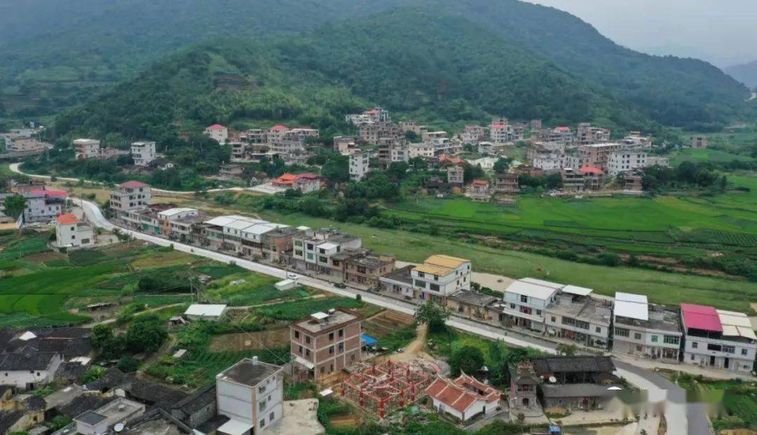 春节的脚步越来越近,地处深山的安溪县蓬莱镇鹤厅村正以崭新面貌迎接