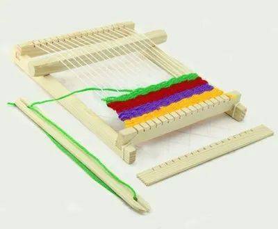 孩子们专心致志,让一根根经线纬线在这小小的织布机上来回穿梭,交织成