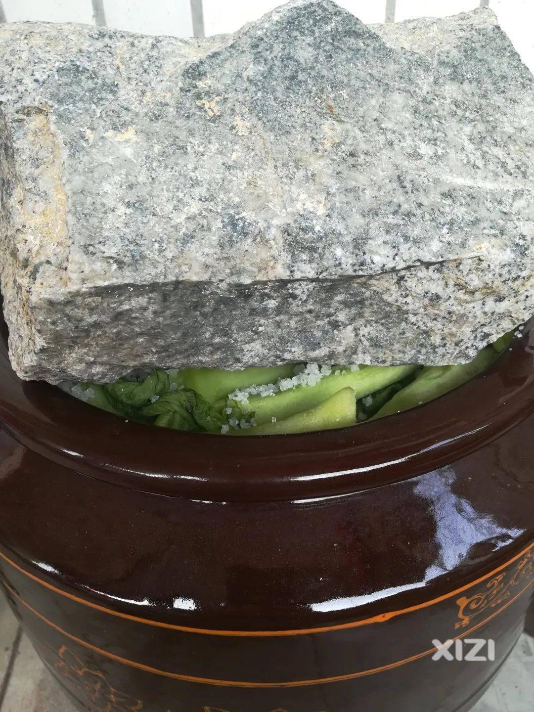 惠东人自制腌咸菜,满满一大缸,看着就很有食欲