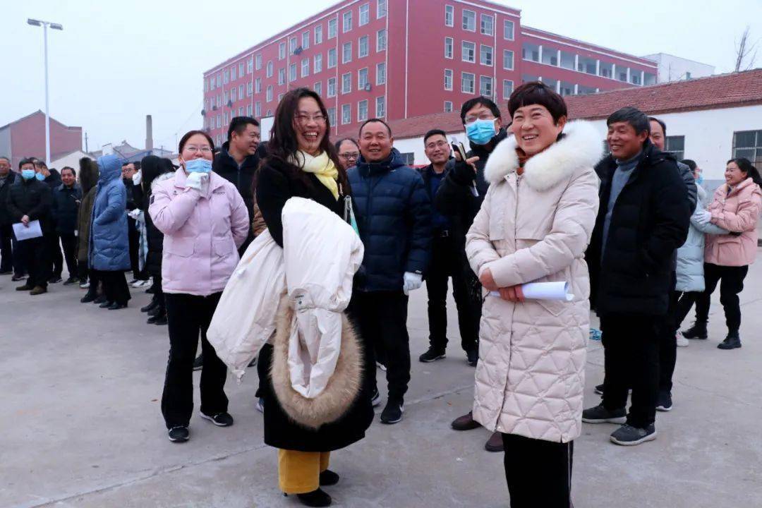 鄢陵二高举行教职工迎元旦趣味运动会_刘勇军