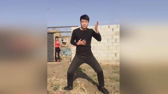 高手在民间农村霹雳舞大叔村头跳霹雳断头舞