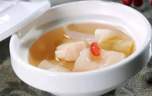 秋收冬藏,应顺天时,多以滋阴润肺,养血润肤,祛风止痒方药去调理.