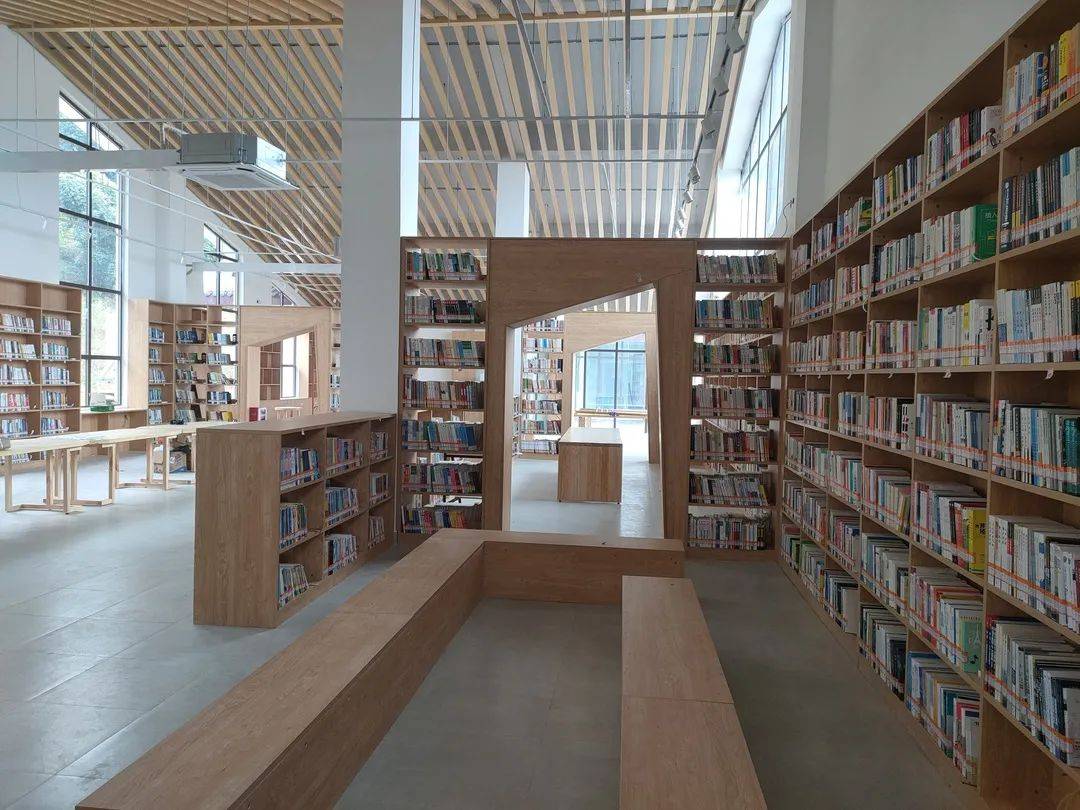 窗外鸟语花香,窗内书香芬芳!