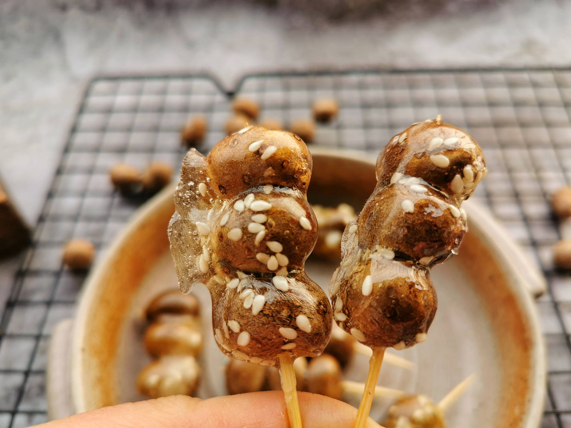 后来又发现只要到了冬天,卖冰糖葫芦的小摊车上都会有冰糖山药豆,还有